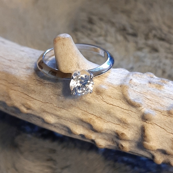 Sparkle with a solitaire - Picture 3 of 4